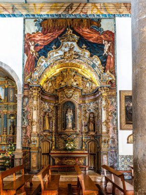 Sao Pedro kilisesi, Igreja de Sao Pedro Faro, Portekiz 'de. 18. yüzyıl ahşap işçiliği, azulejolar ve banklarla.