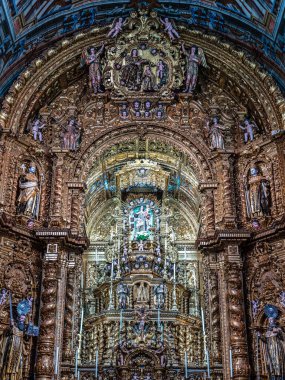 Portekiz 'in eski kenti Faro' daki Carmelite kilisesi Igreja do Carmo 'nun karmaşık altın iç mimarisi. Igreja da Ordem Terceira de Nossa Senhora do Monte do Carmo