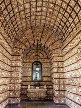 Portekiz şapeli Capela Dos Ossos, Portekiz 'deki Algarve' de Faro 'da Igreja do Carmo' nun yanında Bones şapeli. Eski duvar mezarları ve mezarları ürkütücü kemikleri ve ölü karmelit rahiplerin kafataslarıyla dolu..