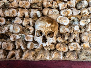 Portekiz şapeli Capela Dos Ossos, Portekiz 'deki Algarve' de Faro 'da Igreja do Carmo' nun yanında Bones şapeli. Eski duvar mezarları ve mezarları ürkütücü kemikleri ve ölü karmelit rahiplerin kafataslarıyla dolu..