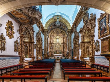 Portekiz 'in eski kenti Faro' daki Carmelite kilisesi Igreja do Carmo 'nun karmaşık altın iç mimarisi. Igreja da Ordem Terceira de Nossa Senhora do Monte do Carmo