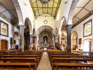 Sao Pedro kilisesi, Igreja de Sao Pedro Faro, Portekiz 'de. 18. yüzyıl ahşap işçiliği, azulejolar ve banklarla.