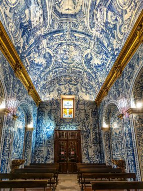 Portekiz, Almancil 'deki Igreja de Sao Lourenco kilisesinin mihrabında dini heykeller ve azulejos fayanslarıyla.