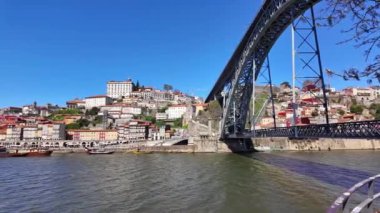 Portekiz, Porto 'daki I. Luis Köprüsü eski taş bir bölgenin üzerine inşa edilmiş iki katlı bir köprüdür. Mimar Gustave Eiffel 'in öğrencisi ve yoldaşı, Theophile Sairig. Porto 'daki en iyi gözlem güverteleri