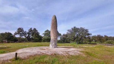Portekiz, Castelo de Vide 'daki Meada' lı Menhir 'in Ayakta Duran Taşı. İber Yarımadası 'nın en büyüğü. Tarih öncesinden gizemli bir anıt, penisi şekilli ve doğurganlığı temsil ediyor..