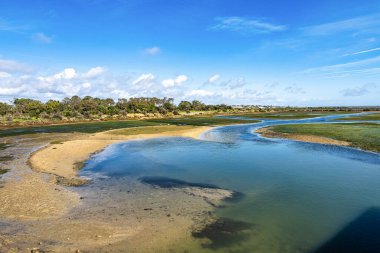 Portekiz 'de Faro yakınlarındaki Parque Natural da Ria Formosa' nın manzara görüntüsü