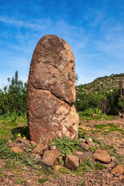 Kum Taşı Menir da Vilarinha, MÖ 6000-4500 yılları arasında Portekiz 'deki Vale Fuzeiros, Algarve yakınlarındaki kuru tepelerde. Circuito Arqueologico da Vilarinha