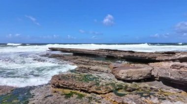 Portekiz, Lizbon yakınlarındaki Ericeira köyündeki Praia da Empa Plajı manzarası