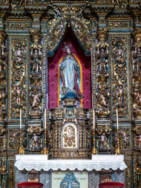 Sao Pedro kilisesi, Igreja de Sao Pedro Faro, Portekiz 'de. 18. yüzyıl ahşap işçiliği, azulejolar ve banklarla.