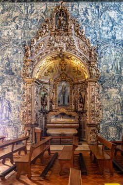 Sao Pedro kilisesi, Igreja de Sao Pedro Faro, Portekiz 'de. 18. yüzyıl ahşap işçiliği, azulejolar ve banklarla.