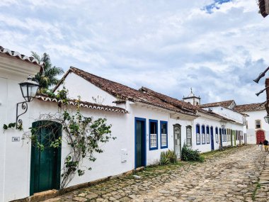 Paraty, Brezilya - 24 Ocak 2024: Paraty, Rio de Janeiro, Brezilya 'da tarihi merkezler ve caddeler. Paraty, Unesco tarafından listelenmiş bir sömürge şehridir.