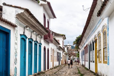 Paraty, Brezilya - 24 Ocak 2024: Paraty, Rio de Janeiro, Brezilya 'da tarihi merkezler ve caddeler. Paraty, Unesco tarafından listelenmiş bir sömürge şehridir.