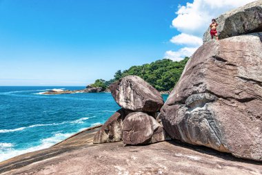 Ilha Grande, Brezilya - 27 Ocak 2024: Taşlı ve şeffaf denizli sahil Caxadaco Ilha Grande, Rio de Janeiro, Brezilya. Praia do Caxadaco