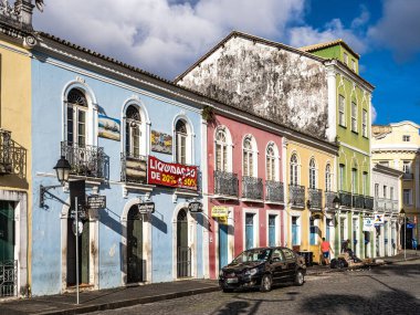 Salvador, Brezilya - 31 Aralık 2023: Brezilya 'nın Salvador da Bahia kentindeki Pelourinho ve Santo Antonio tarihi bölgesinde renkli koloni evleri.