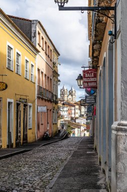 Salvador, Brezilya - 31 Aralık 2023: Brezilya 'nın Salvador da Bahia kentindeki Pelourinho ve Santo Antonio tarihi bölgesinde renkli koloni evleri.