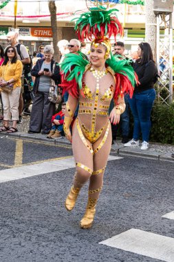 Loule, Portekiz - 12 Şubat 2024: Portekiz 'deki Loule Karnavalı sırasında tören katılımcıları dans ediyor.