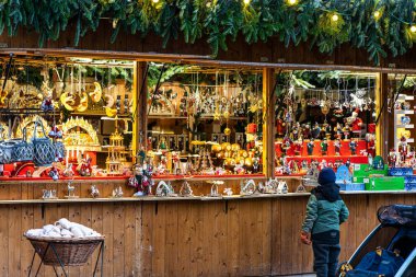 Münih, Almanya - 23 Kasım 2023: Münih 'teki Çin Kulesi' nde Noel pazarı, Bavyera, Avrupa 'daki Almanya
