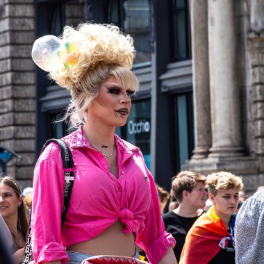 Münih, Almanya - 22 Haziran 2024: Münih 'teki geleneksel CSD geçidi, eşcinseller ve lezbiyenler için eşit hakları savunan siyasi bir gösteri ve renkli bir geçit töreni.