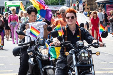 Münih, Almanya - 22 Haziran 2024: Münih 'teki geleneksel CSD geçidi, eşcinseller ve lezbiyenler için eşit hakları savunan siyasi bir gösteri ve renkli bir geçit töreni.