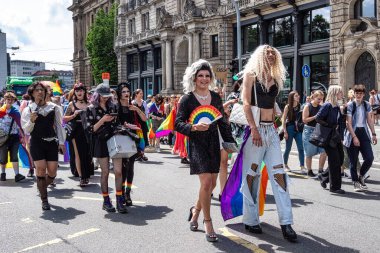 Münih, Almanya - 22 Haziran 2024: Münih 'teki geleneksel CSD geçidi, eşcinseller ve lezbiyenler için eşit hakları savunan siyasi bir gösteri ve renkli bir geçit töreni.
