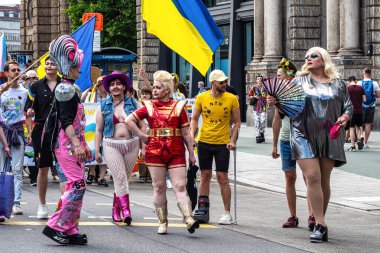 Münih, Almanya - 22 Haziran 2024: Münih 'teki geleneksel CSD geçidi, eşcinseller ve lezbiyenler için eşit hakları savunan siyasi bir gösteri ve renkli bir geçit töreni.