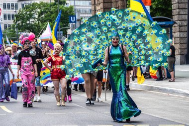 Münih, Almanya - 22 Haziran 2024: Münih 'teki geleneksel CSD geçidi, eşcinseller ve lezbiyenler için eşit hakları savunan siyasi bir gösteri ve renkli bir geçit töreni.