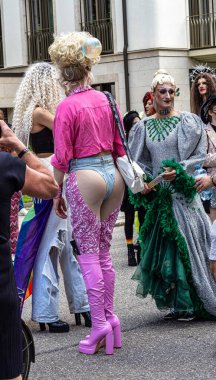 Münih, Almanya - 22 Haziran 2024: Münih 'teki geleneksel CSD geçidi, eşcinseller ve lezbiyenler için eşit hakları savunan siyasi bir gösteri ve renkli bir geçit töreni.