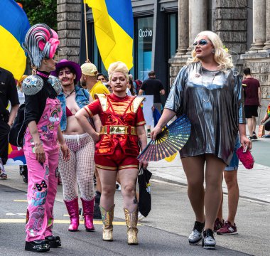 Münih, Almanya - 22 Haziran 2024: Münih 'teki geleneksel CSD geçidi, eşcinseller ve lezbiyenler için eşit hakları savunan siyasi bir gösteri ve renkli bir geçit töreni.