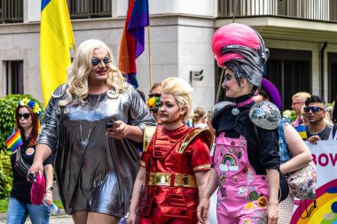 Münih, Almanya - 22 Haziran 2024: Münih 'teki geleneksel CSD geçidi, eşcinseller ve lezbiyenler için eşit hakları savunan siyasi bir gösteri ve renkli bir geçit töreni.