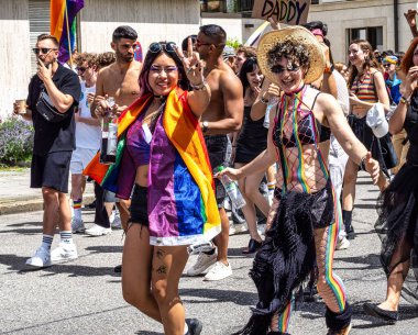 Münih, Almanya - 22 Haziran 2024: Münih 'teki geleneksel CSD geçidi, eşcinseller ve lezbiyenler için eşit hakları savunan siyasi bir gösteri ve renkli bir geçit töreni.