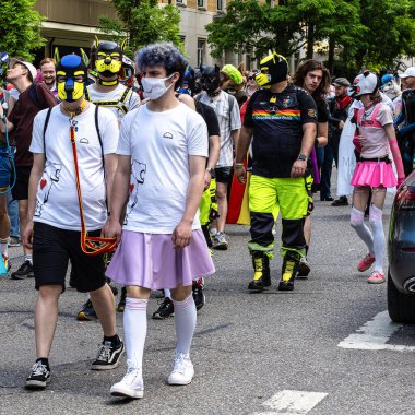 Münih, Almanya - 22 Haziran 2024: Münih 'teki geleneksel CSD geçidi, eşcinseller ve lezbiyenler için eşit hakları savunan siyasi bir gösteri ve renkli bir geçit töreni.