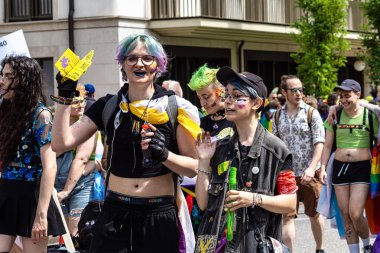 Münih, Almanya - 22 Haziran 2024: Münih 'teki geleneksel CSD geçidi, eşcinseller ve lezbiyenler için eşit hakları savunan siyasi bir gösteri ve renkli bir geçit töreni.