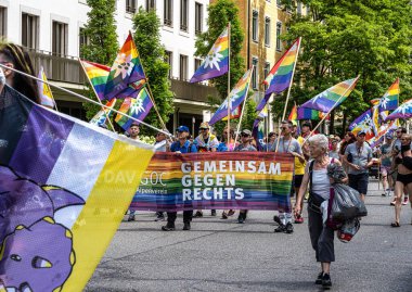 Münih, Almanya - 22 Haziran 2024: Münih 'teki geleneksel CSD geçidi, eşcinseller ve lezbiyenler için eşit hakları savunan siyasi bir gösteri ve renkli bir geçit töreni.