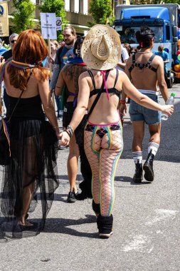 Münih, Almanya - 22 Haziran 2024: Münih 'teki geleneksel CSD geçidi, eşcinseller ve lezbiyenler için eşit hakları savunan siyasi bir gösteri ve renkli bir geçit töreni.