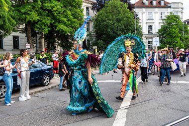 Münih, Almanya - 22 Haziran 2024: Münih 'teki geleneksel CSD geçidi, eşcinseller ve lezbiyenler için eşit hakları savunan siyasi bir gösteri ve renkli bir geçit töreni.
