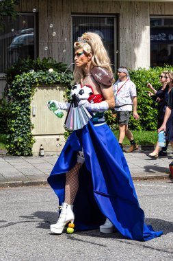 Münih, Almanya - 22 Haziran 2024: Münih 'teki geleneksel CSD geçidi, eşcinseller ve lezbiyenler için eşit hakları savunan siyasi bir gösteri ve renkli bir geçit töreni.