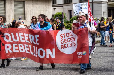 Münih, Almanya - 22 Haziran 2024: Münih 'teki geleneksel CSD geçidi, eşcinseller ve lezbiyenler için eşit hakları savunan siyasi bir gösteri ve renkli bir geçit töreni.