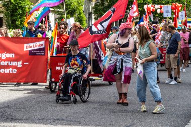 Münih, Almanya - 22 Haziran 2024: Münih 'teki geleneksel CSD geçidi, eşcinseller ve lezbiyenler için eşit hakları savunan siyasi bir gösteri ve renkli bir geçit töreni.