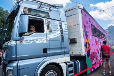 Münih, Almanya - 22 Haziran 2024: Münih 'teki geleneksel CSD geçidi, eşcinseller ve lezbiyenler için eşit hakları savunan siyasi bir gösteri ve renkli bir geçit töreni.