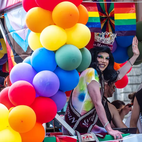 Münih, Almanya - 22 Haziran 2024: Münih 'teki geleneksel CSD geçidi, eşcinseller ve lezbiyenler için eşit hakları savunan siyasi bir gösteri ve renkli bir geçit töreni.