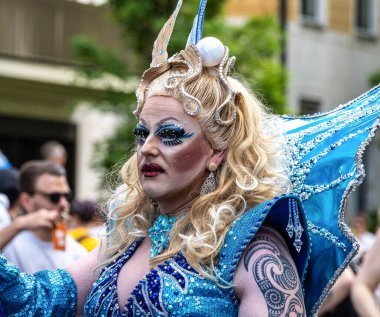 Münih, Almanya - 22 Haziran 2024: Münih 'teki geleneksel CSD geçidi, eşcinseller ve lezbiyenler için eşit hakları savunan siyasi bir gösteri ve renkli bir geçit töreni.