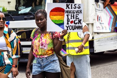 Münih, Almanya - 22 Haziran 2024: Münih 'teki geleneksel CSD geçidi, eşcinseller ve lezbiyenler için eşit hakları savunan siyasi bir gösteri ve renkli bir geçit töreni.