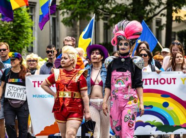 Münih, Almanya - 22 Haziran 2024: Münih 'teki geleneksel CSD geçidi, eşcinseller ve lezbiyenler için eşit hakları savunan siyasi bir gösteri ve renkli bir geçit töreni.