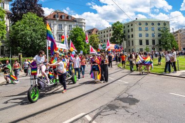 Münih, Almanya - 22 Haziran 2024: Münih 'teki geleneksel CSD geçidi, eşcinseller ve lezbiyenler için eşit hakları savunan siyasi bir gösteri ve renkli bir geçit töreni.