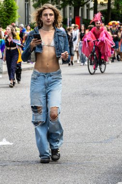 Münih, Almanya - 22 Haziran 2024: Münih 'teki geleneksel CSD geçidi, eşcinseller ve lezbiyenler için eşit hakları savunan siyasi bir gösteri ve renkli bir geçit töreni.