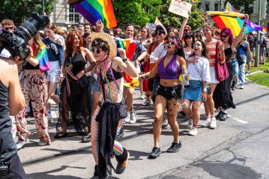 Münih, Almanya - 22 Haziran 2024: Münih 'teki geleneksel CSD geçidi, eşcinseller ve lezbiyenler için eşit hakları savunan siyasi bir gösteri ve renkli bir geçit töreni.