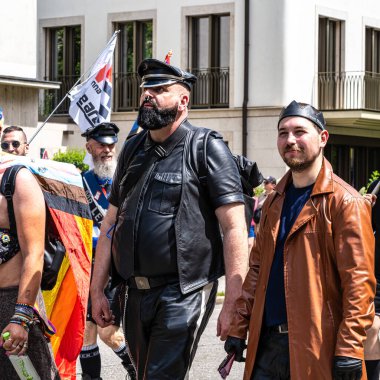 Münih, Almanya - 22 Haziran 2024: Münih 'teki geleneksel CSD geçidi, eşcinseller ve lezbiyenler için eşit hakları savunan siyasi bir gösteri ve renkli bir geçit töreni.