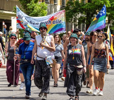 Münih, Almanya - 22 Haziran 2024: Münih 'teki geleneksel CSD geçidi, eşcinseller ve lezbiyenler için eşit hakları savunan siyasi bir gösteri ve renkli bir geçit töreni.