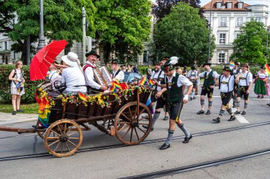 Münih, Almanya - 22 Haziran 2024: Münih 'teki geleneksel CSD geçidi, eşcinseller ve lezbiyenler için eşit hakları savunan siyasi bir gösteri ve renkli bir geçit töreni.