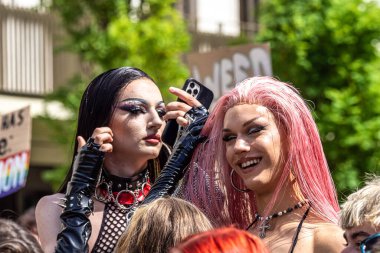 Münih, Almanya - 22 Haziran 2024: Münih 'teki geleneksel CSD geçidi, eşcinseller ve lezbiyenler için eşit hakları savunan siyasi bir gösteri ve renkli bir geçit töreni.